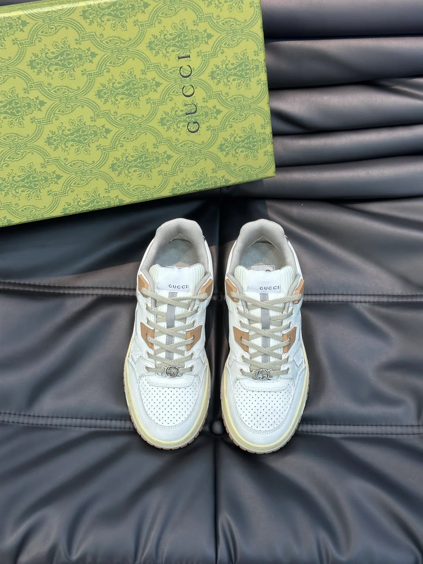 Men's Men's Shoes 💰p520 "GUCC*" Gucci's new couple's 👫 distressed effect sneakers. This low-top sneaker adopts a basketball-style silhouette design and cleverly incorporates hollow panels and distressed effects, showing its unique ingenuity. The ingenuity incorporates brand logo details such as interlocking Double G styling accessories and Gucci lettering, a low-key tribute to the brand's design heritage. A rubber non-slip outsole, inlays and embossed sole give the entire design a contemporary feel. Size: 35-45